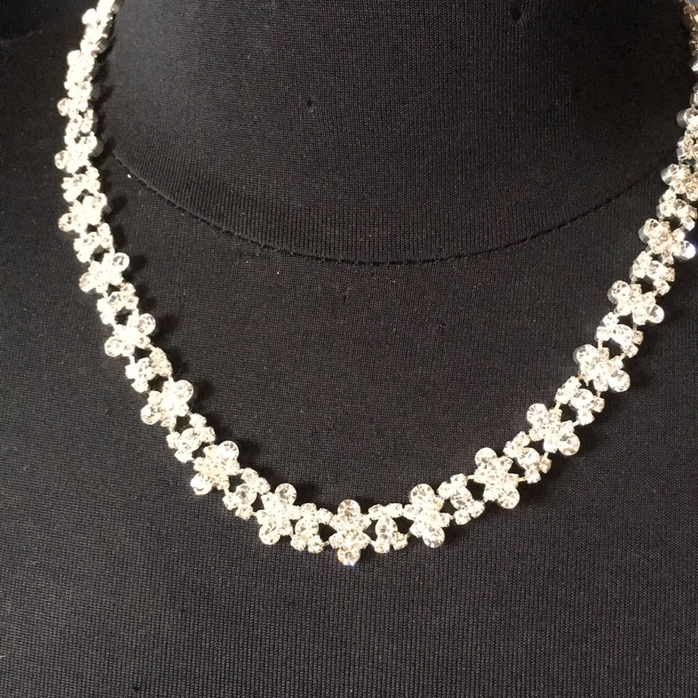 🎊 Cluster Crystal Necklace